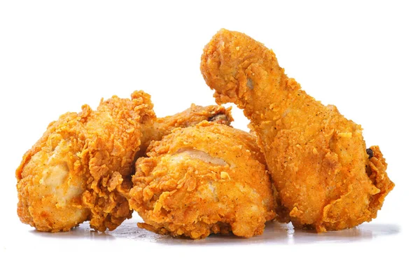 Beyaz arka planda kızarmış sarı baharatlı tavuk bacağı fotoğrafı.