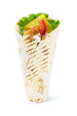 Beyaz arka planda peynir li ızgara diyet tortilla