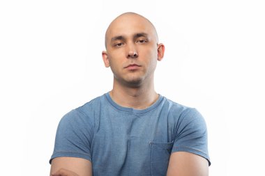Beyaz üzerine tıraş olan genç adamın fotoğrafı.