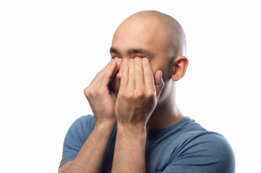 Genç, yorgun, tıraşlı, beyaz adamın fotoğrafı.