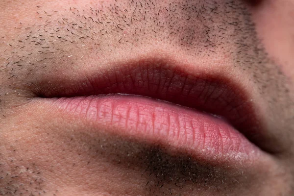 Foto eines jungen Mannes mit geschlossenem Mund — Stockfoto
