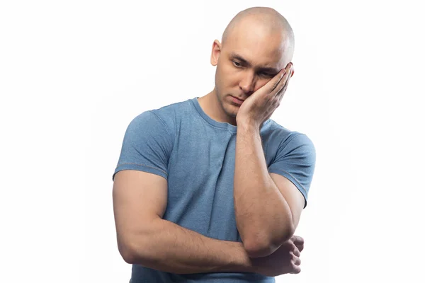 Foto de un joven afeitado hombre serio en blanco — Foto de Stock