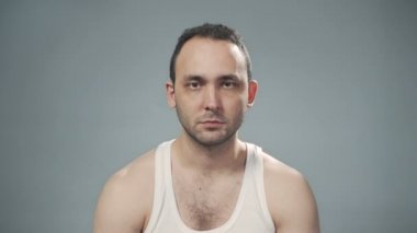 Gri arka planda ciddi sarhoş adam videosu