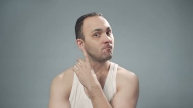 İyi bir fikri olan genç bir adamın videosu.