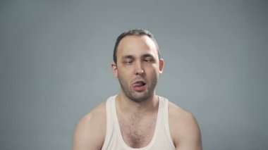 Genç kıllı adamın komik suratlar yaptığı bir video.