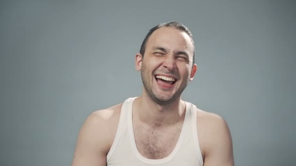 Video mladého štětinatého smějícího se muže — Stock video