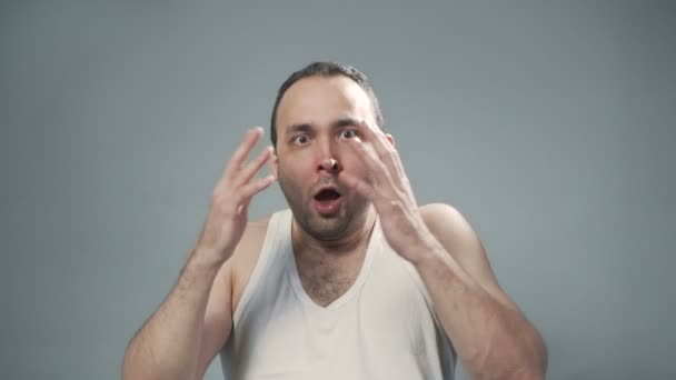 Video van jonge borstelige bang man — Stockvideo