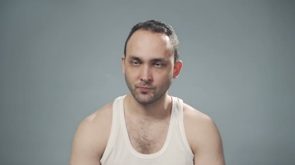 Video van jonge borstelige boze man — Stockvideo