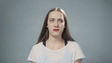İnkar eden genç bir kadının videosu.