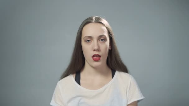 Video av ung dum kvinna — Stockvideo