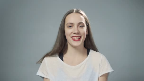 Vídeo de jovens rindo menina caucasiana — Vídeo de Stock