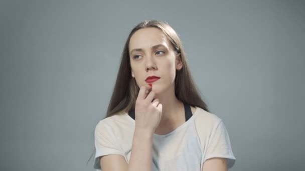 Videó fiatal gondolkodó nő — Stock videók
