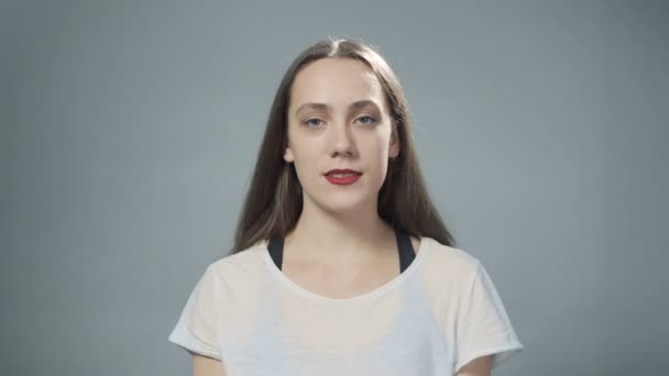 Video van jonge lachende vrouw — Stockvideo