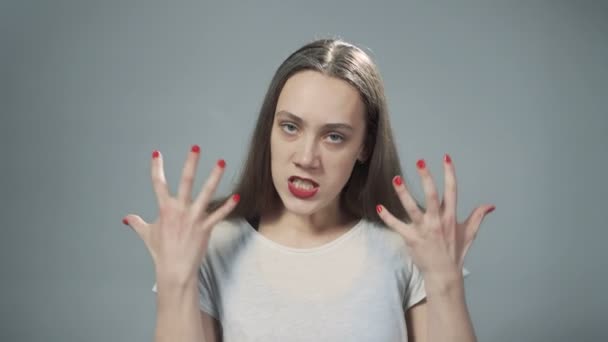Видео молодой девушки в ярости — стоковое видео