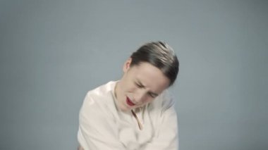 Deli gömleği giymiş esmer kadının videosu.