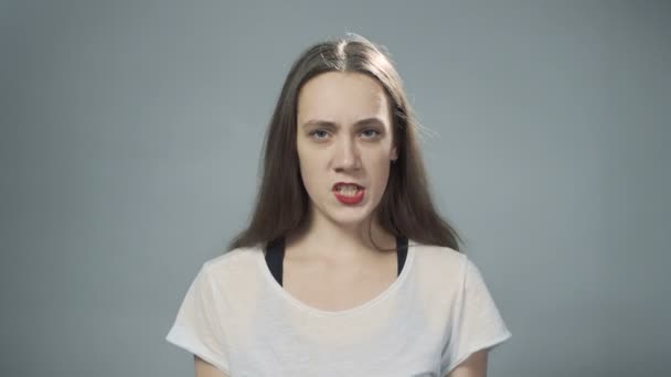 Vidéo de femme hurlante en gants de boxe bleus — Video