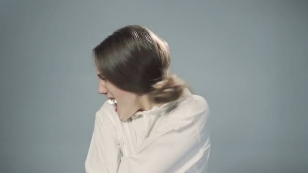 Video av ung sjuk kvinna i tvångströja — Stockvideo
