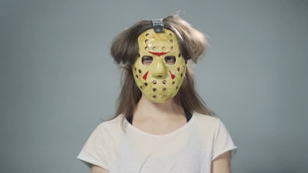 Vídeo de mulher em máscara de horror com espada — Vídeo de Stock