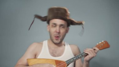 Balalaykalı sarhoş Rus adamın şarkı söylediği video.