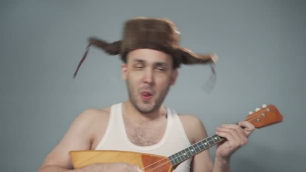 Video van zingende dronken Russische man met balalaika — Stockvideo
