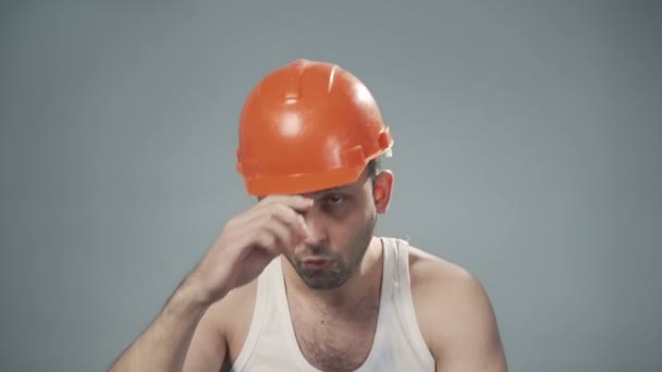 Vídeo do homem bêbado usando capacete laranja — Vídeo de Stock