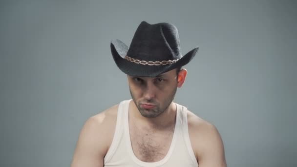 Video di uomo ubriaco con cappello cowboy — Video Stock