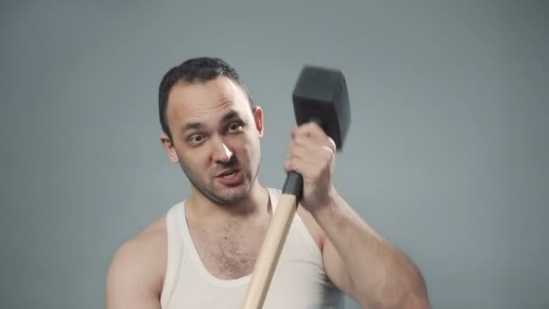 Video van borstelige man met grote hamer — Stockvideo