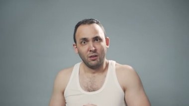 Korkmuş genç bir adamın videosu.