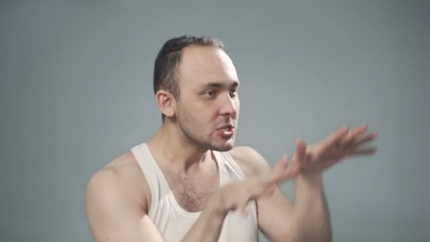 Video van jonge borstelige dansende man — Stockvideo