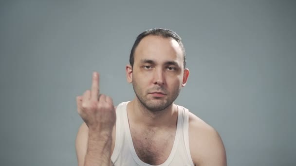 Відео молодого блискучого чоловіка, що показує середній палець — стокове відео