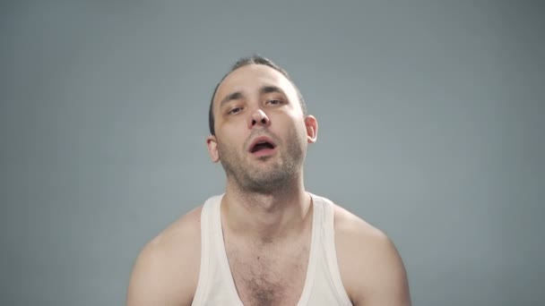 Video van jonge borstelige krankzinnige man — Stockvideo