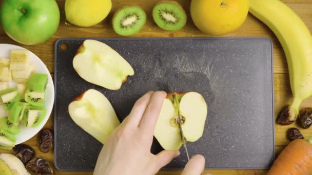 Prise de vue des pommes rouges coupant sur le tableau noir — Video