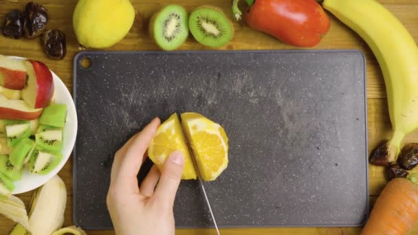 Video de naranjas cortando en pizarra negra — Vídeos de Stock