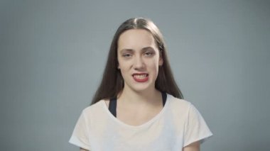 Şüpheci genç kadının videosu