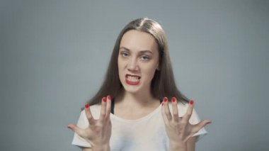 Kızgın genç kızın videosu.