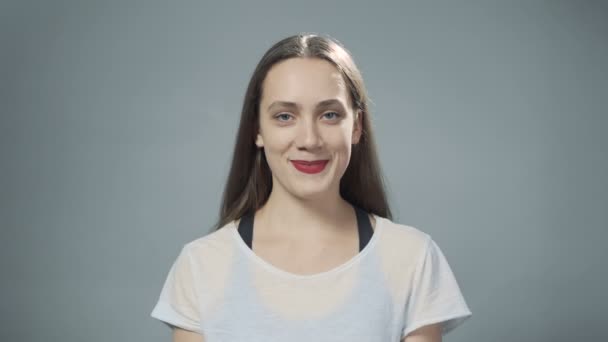 Video van jonge vrolijke glimlachende vrouw — Stockvideo