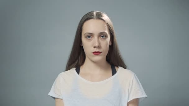 Video van jonge beledigde vrouw — Stockvideo