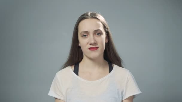 Видео молодой сомневающейся девушки — стоковое видео