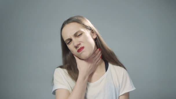 Video mladé dívky s bolestí v krku — Stock video