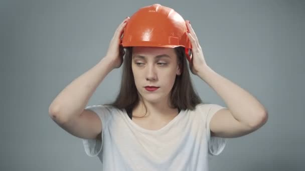 Vídeo de mulher em capacete laranja mostrando polegar — Vídeo de Stock