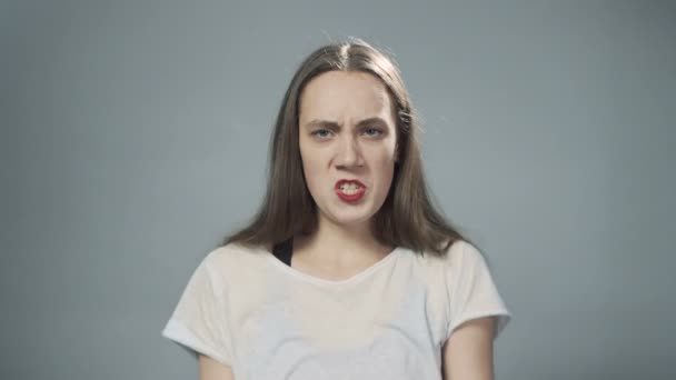 Video de mujer enojada en guantes de boxeo azules — Vídeo de stock