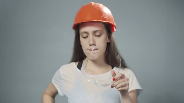 Video de mujer con casco naranja y gafas — Vídeos de Stock