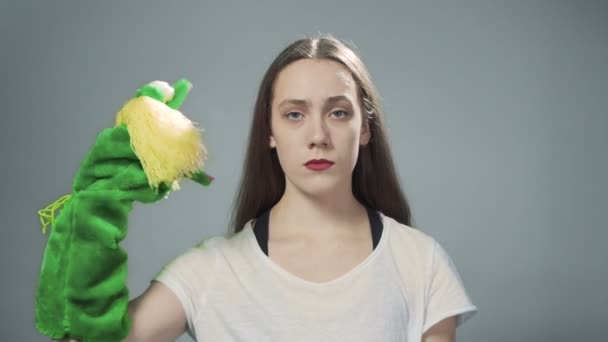 Film z młodą kobietą z ręcznie robioną lalką — Wideo stockowe