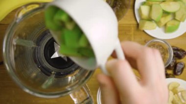 Meyve renginde sağlıklı bir kokteyl hazırlama videosu