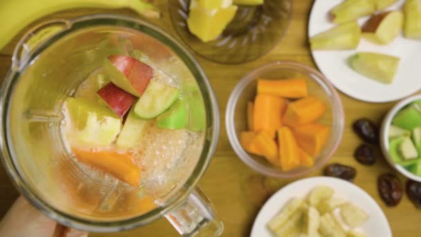 Video av matlagning en frukt färgglad smoothie — Stockvideo