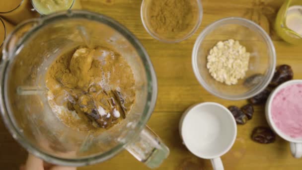 건강에 좋은 오트밀 칵테일을 믹 서기에 넣어 요리하는 모습 — 비디오