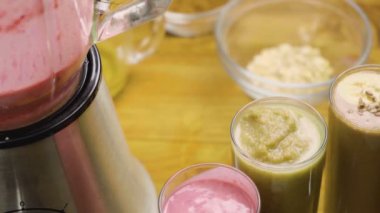 Meyve kokteyllerinin hareket videosu, yakın plan.