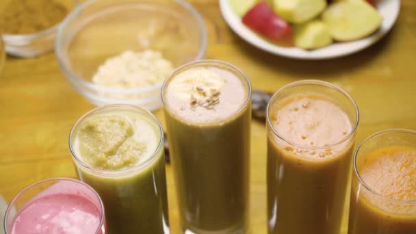 Vidéo de mouvement de smoothies frais, gros plan — Video