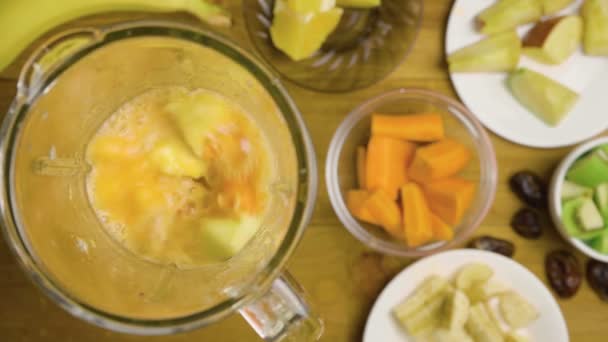 フルーツの健康的なスムージーを調理するビデオ — ストック動画