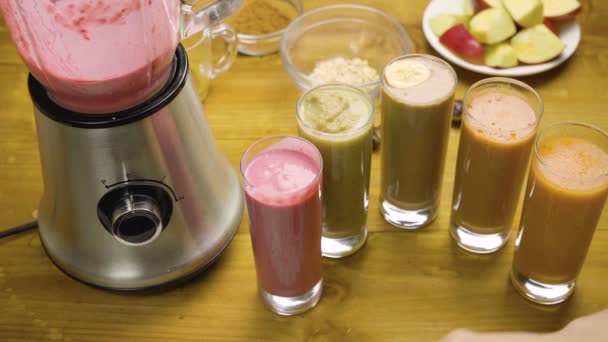 Video vom Trinken verschiedener Frucht-Smoothies — Stockvideo